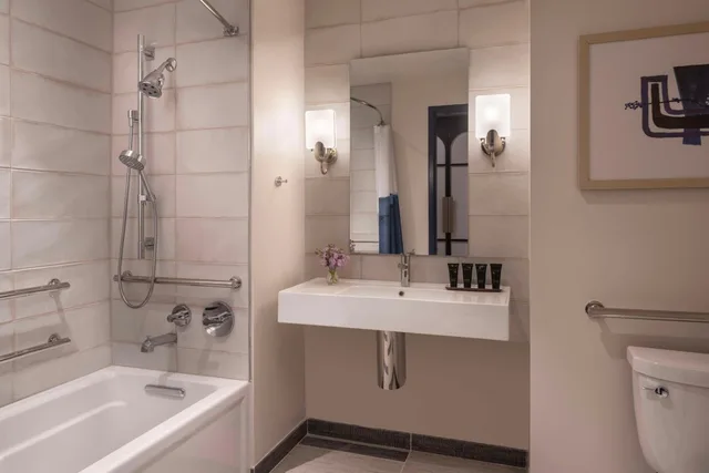 غرفة بسريرين كوين بحوض استحمام لذوي الإعاقة، Hyatt Centric Downtown Nashville 4/5