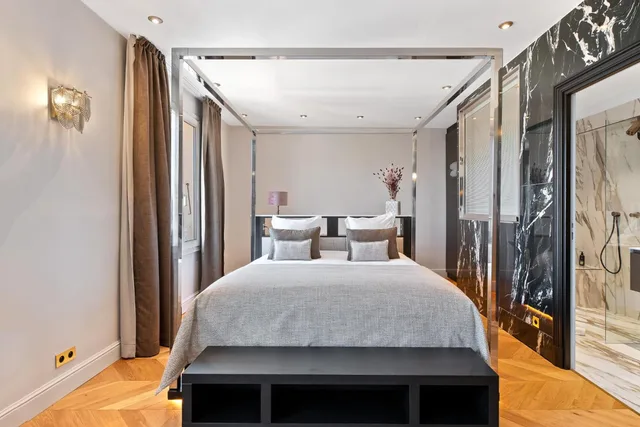 جناح جونيور، Hotel San Carlu Citadel 5/10