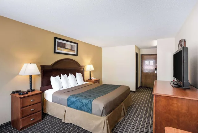 غرفة بسرير كوين، Rodeway Inn Cedar Rapids Westdale 1/1