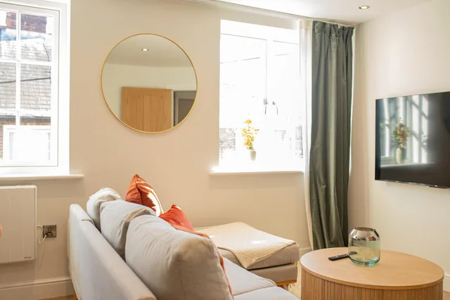2 Bedrooms, Apartment, 2 Double Beds, Charles Hope Salisbury Centre 8/10