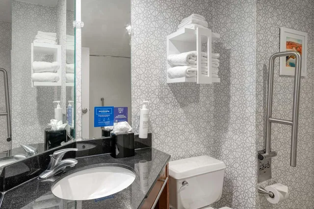غرفة بسرير مزدوج بحوض استحمام لذوي الإعاقة، Hampton Inn Baltimore/White Marsh 3/4