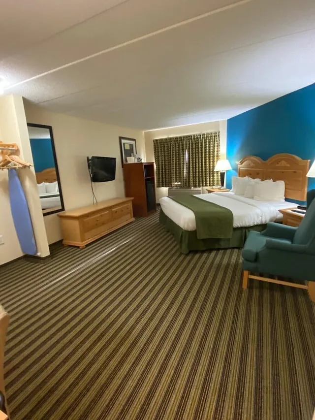 Standard, King Bed, American Inn and Suites Peosta, IA 2/3