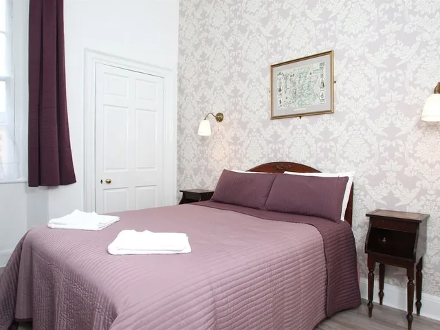 شقة بسرير مزدوج وسرير فردي بغرفة نوم واحدة بحمام خاص، Number 52 Charlotte Street 1/5
