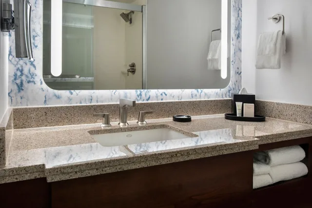 غرفة بسريرين مزدوجين بشرفة، Westchester Marriott 3/5