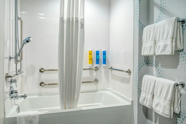 Room, King Bed, Accessible, Tru by Hilton Indianapolis Lawrence 1/2
