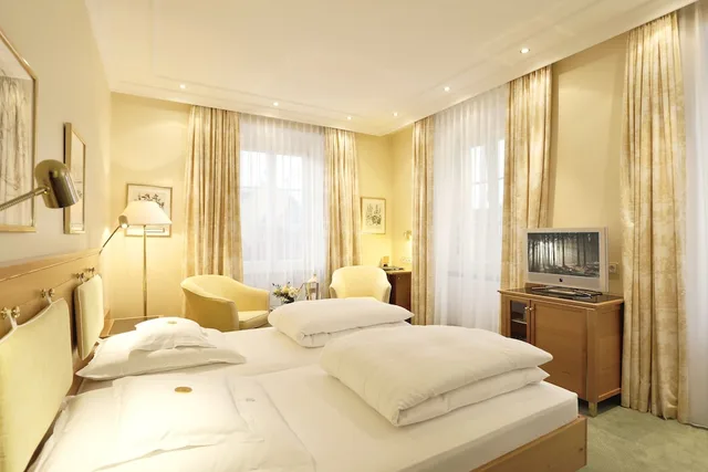 Room, Double Bed, Street View، Reutemann And Seegarten 4/6