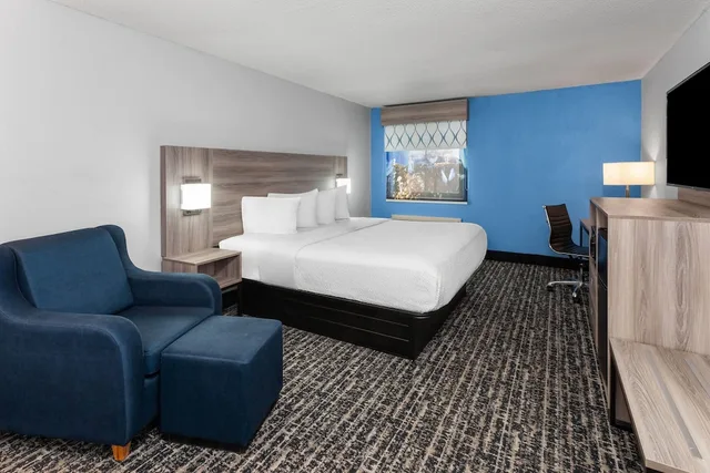 غرفة بسرير كينج مع أريكة، Baymont By Wyndham Indianapolis South 3/7