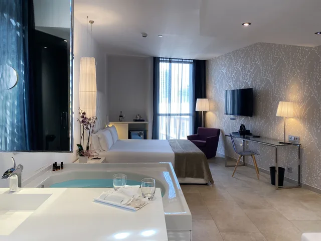 Suite, King Bed, Hot Tub, Sb Plaza Europa 6/10