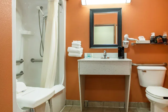 غرفة قياسية بسرير كينج مع أريكة، Quality Inn Ashland I-70 and US 250 5/5