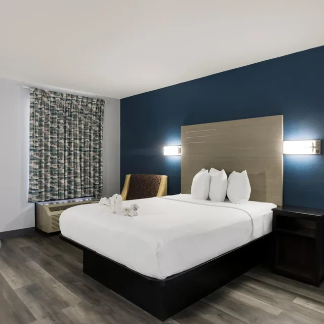 غرفة بسرير كوين بحوض استحمام لذوي الإعاقة، Suburban Studios Hinesville - Fort Stewart Area 6/10