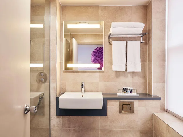 غرفة بريفيليج بسرير كينج، Exeter Rougemont hotel by Sunday 4/4