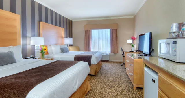 Standard, 2 Queen Beds, Exterior Entrance، Best Western Plus Dixon Davis 1/8