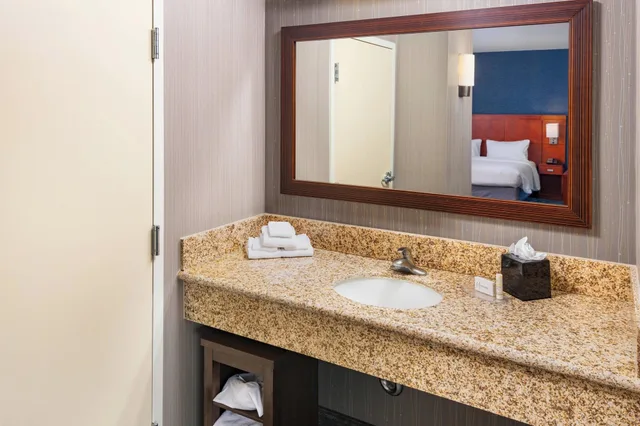 غرفة بسرير مزدوج لذوي الإعاقة، Courtyard By Marriott Santa Ana Orange County 4/8