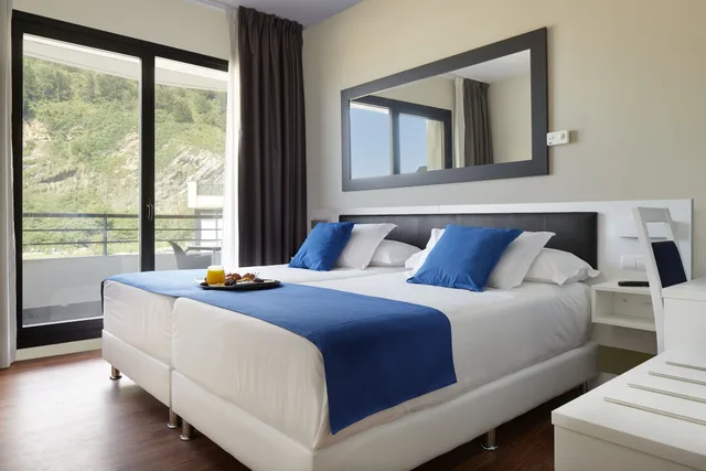 غرفة قياسية بشرفة مفردة بسرير مزدوج بإطلالة جزئية على البحر، Hotel Villa Antilla 2/4