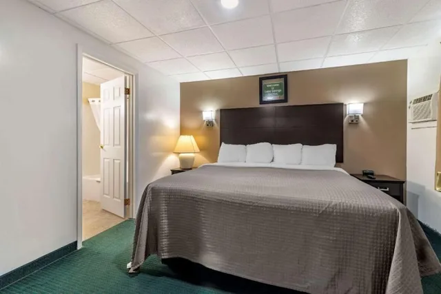 2 Bedrooms, Suite, 2 King Beds, Lake George Outlets 2/4