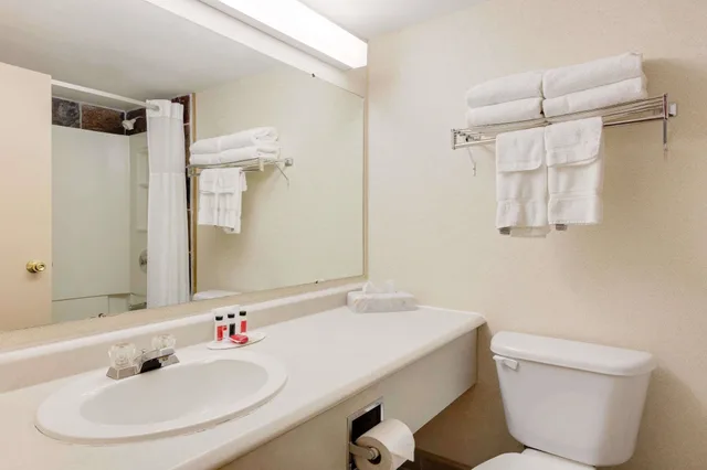 Suite, Queen Bed, Jetted Tub, Main Floor، Ramada By Wyndham Pinewood Park Resort North Bay 4/5