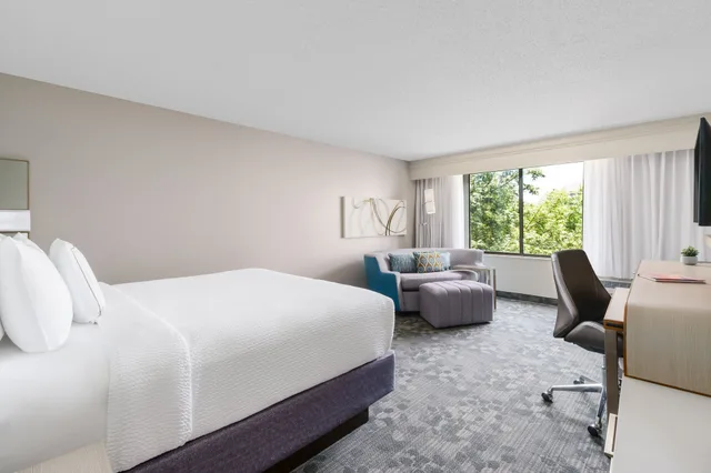 غرفة بسرير كينج مع أريكة، Courtyard Dallas Lewisville 2/5