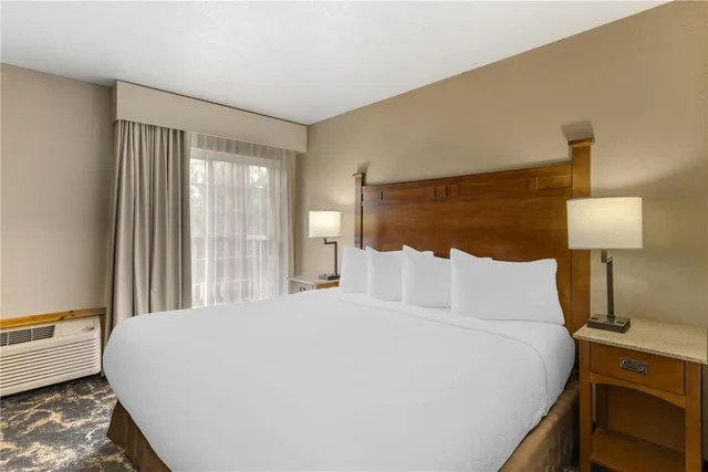 جناح بسرير كينج بإطلالة على النهر بشرفة مع أريكة بمطبخ صغير، Best Western Plus Riverfront Hotel And Suites 1/1