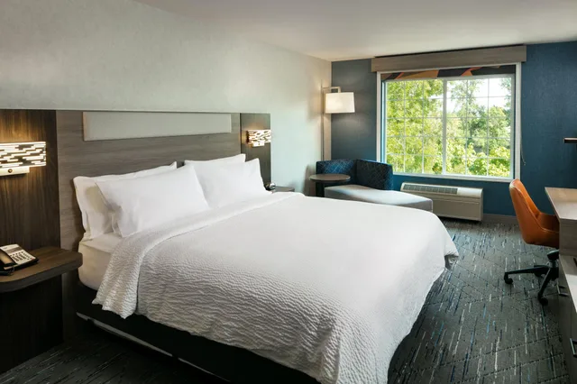 Standard, King Bed, River View, Holiday Inn Express Corvallis-On The River 6/9