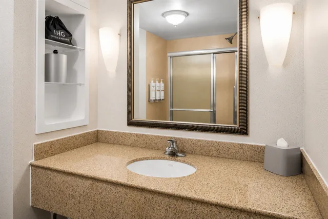 Suite, 2 Queen Beds, Dining Area, Sofa، Holiday Inn Express Hotel And Suites Wilmington Newark 2/2