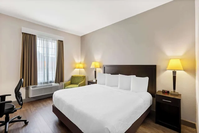 غرفة بسرير كينج لذوي الإعاقة، Sonesta Essential La Porte 1/2