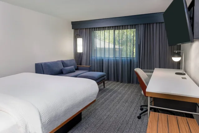 غرفة بسرير كينج مع أريكة لذوي الإعاقة، Courtyard by Marriott Tallahassee North/I-10 Capital Circle 1/4