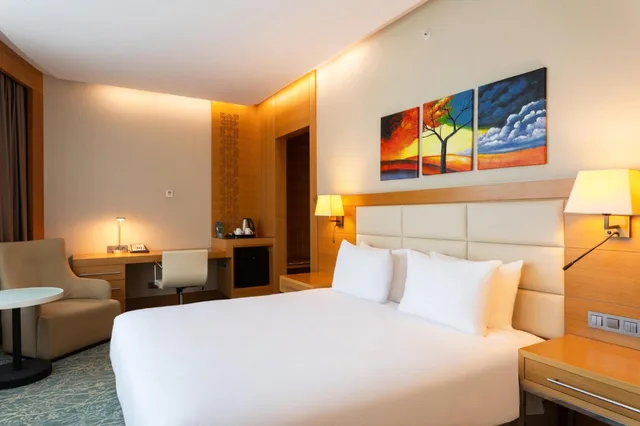 غرفة بسرير كينج بإطلالة على المدينة للمدخنين، Holiday Inn Baku 1/2