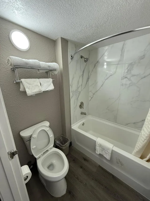 1 King Bed - Suite, Non-Smoking, Micfridge، Motel6 Enfield, CT - Hartford 5/6