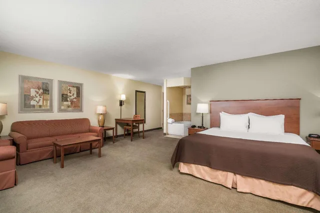 جناح بسرير كينج بغرفة نوم واحدة، AmericInn by Wyndham Newton 5/8