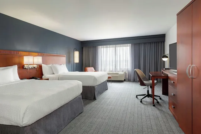 غرفة بسريرين كوين لذوي الإعاقة، Courtyard Madison West Middleton 1/6
