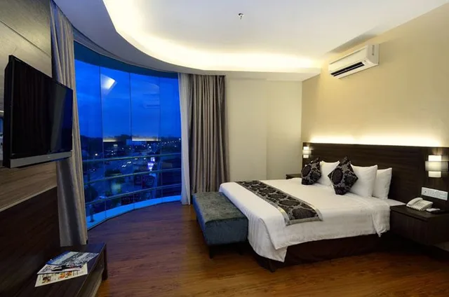 جناح عائلي بسرير كينج مع أريكة، Holiday Villa Hotel and Suites Kota Bharu 1/2