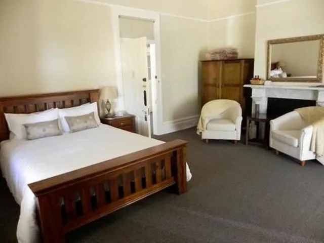 جناح بسرير كوين، Moore Park Inn 3/5