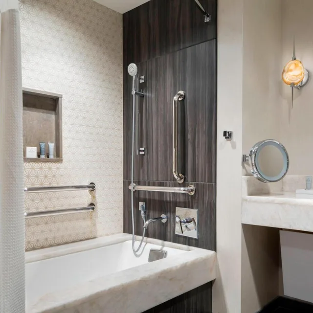غرفة بسرير كينج بإطلالة على المدينة في طابق مرتفع لذوي الإعاقة، JW MARRIOTT AUSTIN 10/10