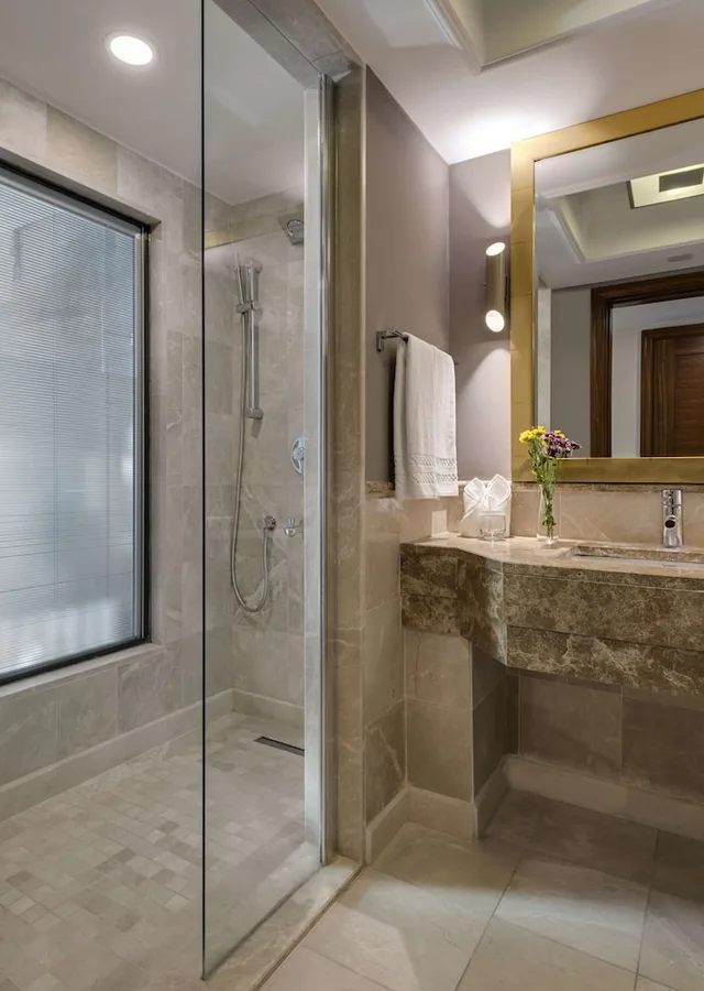 غرفة سوبيريور بسريرين منفصلين بإطلالة على البحيرة بشرفة، Doubletree By Hilton Hotel Van 4/7