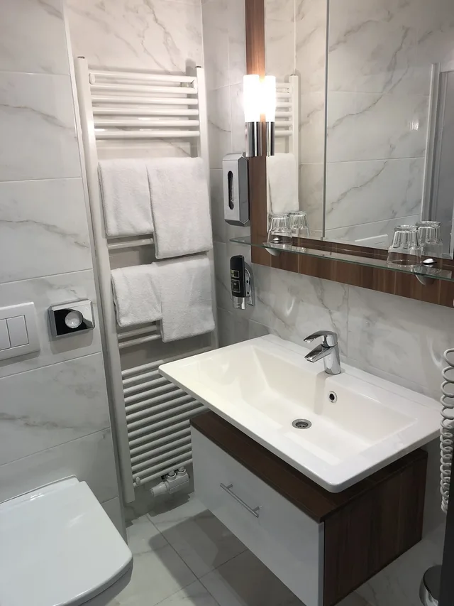 غرفة بسريرين منفصلين وأسرّة بطابقين وسرير بطابقين، Hotel Konig 2/6