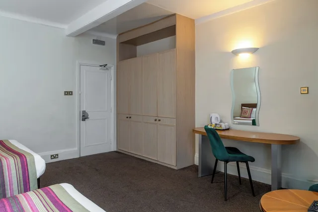 غرفة عائلية بسرير مزدوج وسريرين منفصلين، Heathlands Hotel Bournemouth 8/8