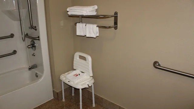 غرفة قياسية بسرير كينج للمدخنين لذوي الإعاقة، Super 8 By Wyndham Mobile/Tillmans Corner 6/7