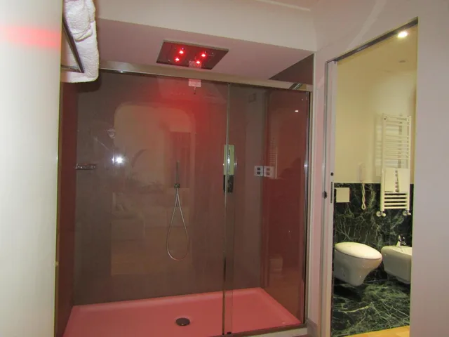 جناح بشرفة، Hotel Marechiaro 3/5
