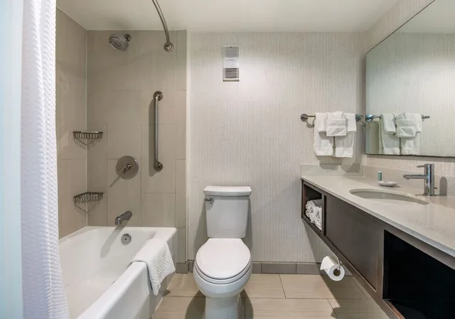 غرفة بريميوم بسرير كينج مع أريكة، Courtyard by Marriott Oxnard/Ventura 3/3