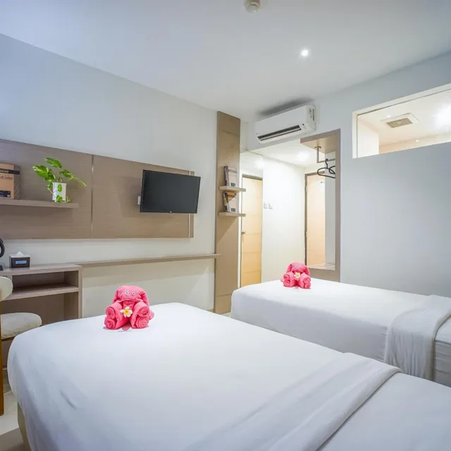 غرفة سوبيريور بسريرين منفصلين، Triizz Hotel Semarang by Royal Singosari (Formerly Faustine Semarang) 4/8
