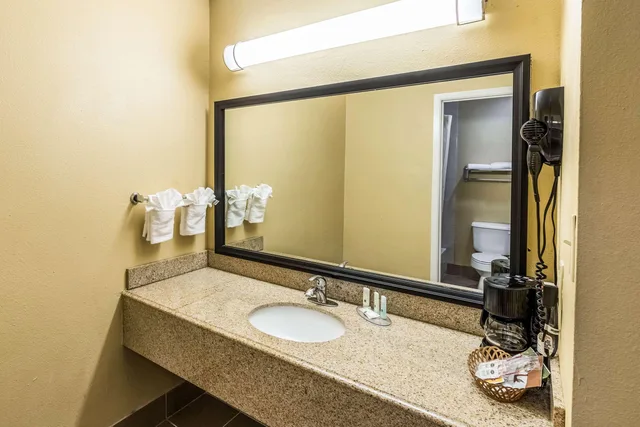 غرفة بسرير مزدوج، Quality Inn Corsicana, TX 3/3