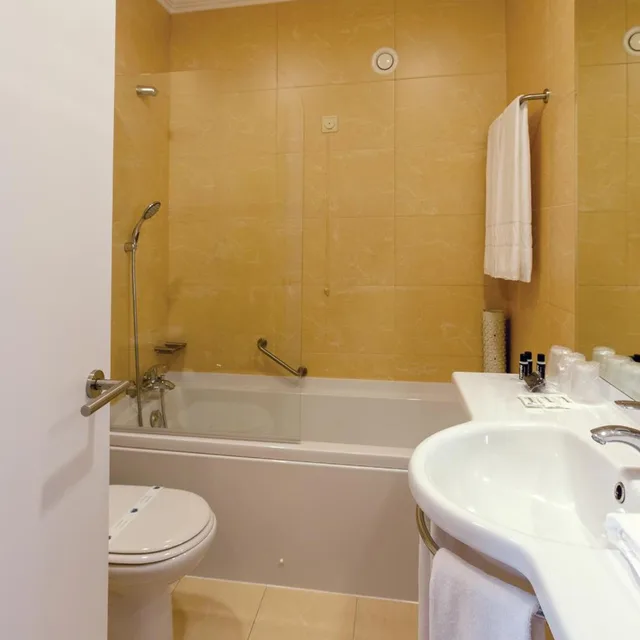غرفة عائلية، Hotel Afonso V 2/3