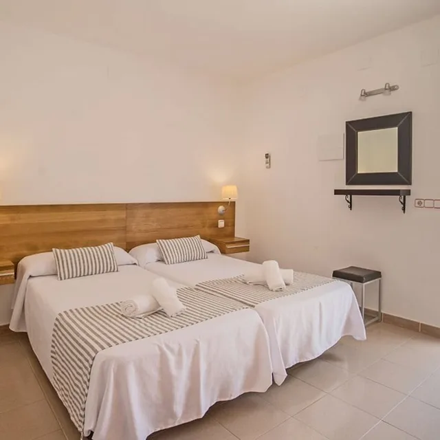 غرفة رباعية بسرير مزدوج وسريرين منفصلين، Bungalows Es Pins 1/3