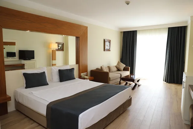 غرفة قياسية بسرير مزدوج بإطلالة على المسبح، Meder Resort 1/4