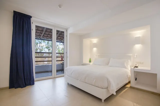 غرفة بريميوم بسرير كينج بإطلالة على المسبح بشرفة، Pagoda Hotel Residence 2/4