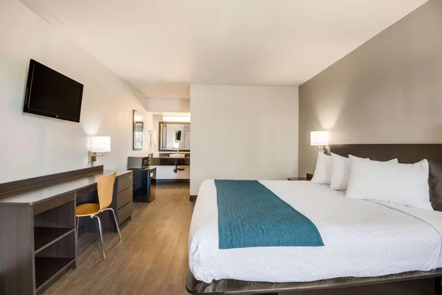 غرفة بسرير كينج لذوي الإعاقة، Motel6 Tucson, AZ- Downtown 1/7
