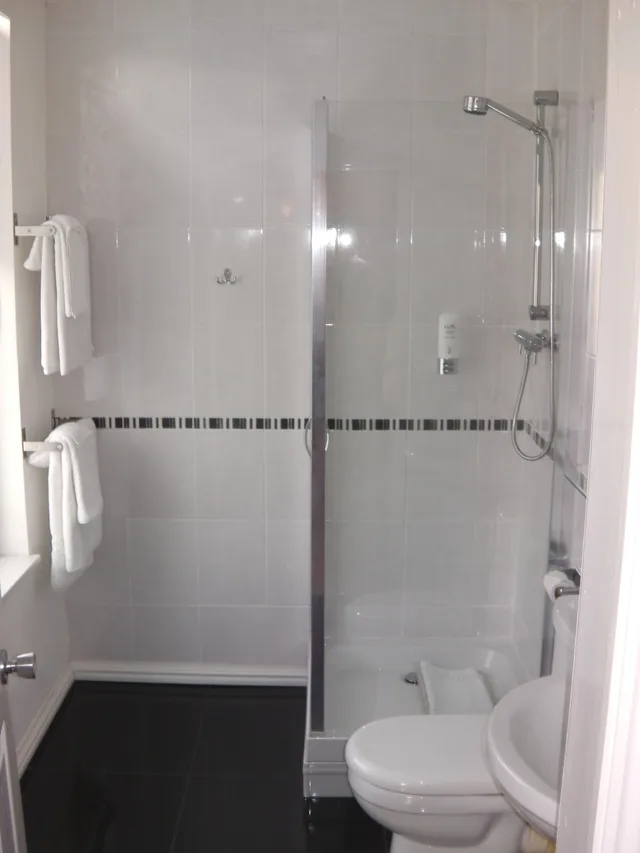 غرفة بسريرين منفصلين وسرير كينج، The Caledonian Hotel 3/3