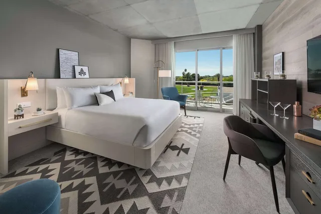 Signature, Premium, King Bed, Mountain Shadows 9/10