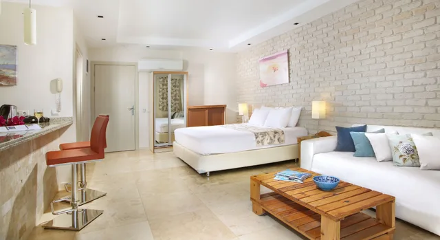 جناح جونيور بسريرين منفصلين بإطلالة على البحر بشرفة مع أريكة، Saylam Suites 4/5