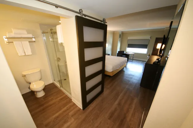 Room, King Bed, Sunset Tower، Hollywood Casino St Louis 3/4